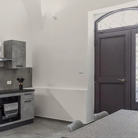 Delia Service 펜션 *